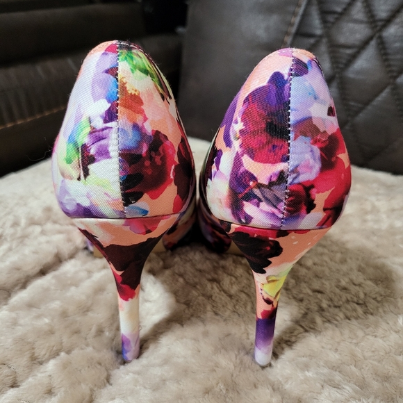 Flowered Dream Pairs Heels, Size 7 - Picture 4 of 5